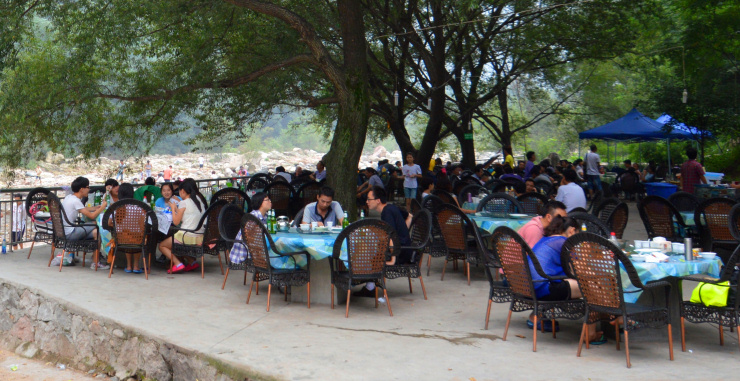 In the valleys in the south of Baoji, many countryside restaurants have become flourishing family businesses.