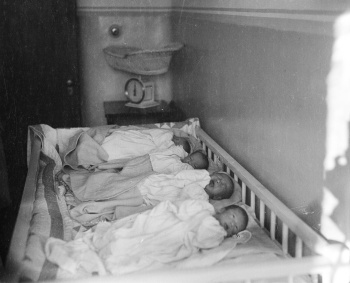 Des bébés dans un hôpital à Pékin, Chine, au début du 20ème siècle. Photo: Sidney D. Gamble.