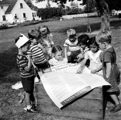 Dès sa naissance, la Déclaration universelle des droits de l'homme est devenue l'un des textes les plus influents et les plus commentés du monde, mais pas l'un des mieux respectés. Photo: United Nations, 1950.