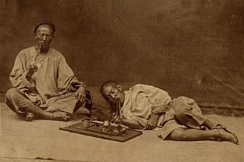 Zwei Opiumraucher in Shanghai, ca. 1870. Foto: Virtual Shanghai.