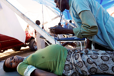 Health workers often have to work under difficult conditions. Photo: WHO.