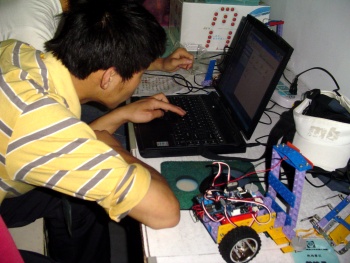 Un collégien chinois se prépare pour un concours de robotique. Photo: Otto Kölbl, Xi'an, 2005.