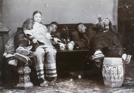 An opium den in Shanghai, around 1890. In the upper class, drug addiction was even more widespread than in the population in general. Photo: Shanghai Municipal Police.