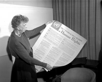 Eleanor Roosevelt 1948 mit der Allgemeinen Menschenrechtserklärung, bei deren Ausarbeitung sie eine grosse Rolle gespielt hatte. Photo: US Administration 1948.